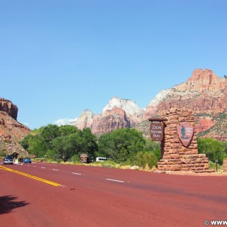 Zion National Park. - Strasse, Schild, Landschaft, Ankünder, Einfahrtsschild, Bridge Mountain, Zion National Park - (Watchman Residential Area, Hurricane, Utah, Vereinigte Staaten)