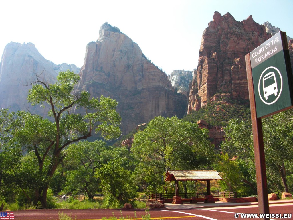 Zion National Park. - Schild, Landschaft, Tafel, Berg, Sandstein, Sandsteinformationen, Zion National Park, Court of the Patriarchs - (Zion Lodge, Hurricane, Utah, Vereinigte Staaten)