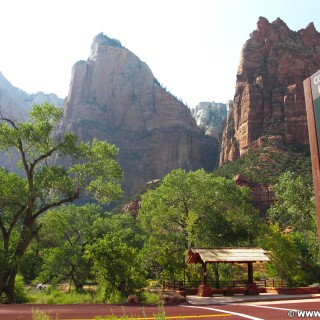 Zion National Park. - Schild, Landschaft, Tafel, Berg, Sandstein, Sandsteinformationen, Zion National Park, Court of the Patriarchs - (Zion Lodge, Hurricane, Utah, Vereinigte Staaten)