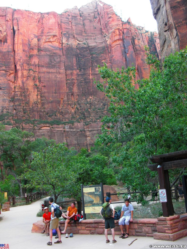 Zion National Park. - Personen, Sandstein, Zion National Park, Temple of Sinawava - (Zion Lodge, Virgin, Utah, Vereinigte Staaten)