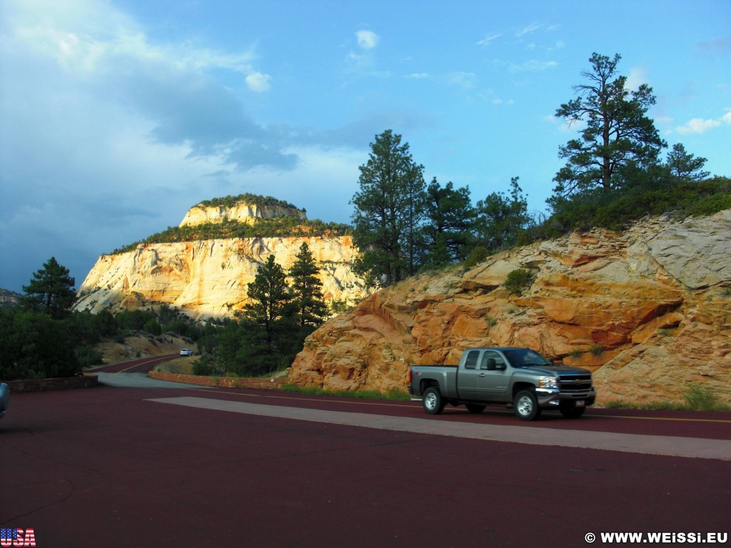 Zion National Park. - Auto, Zion National Park - (Zion Lodge, Mount Carmel, Utah, Vereinigte Staaten)