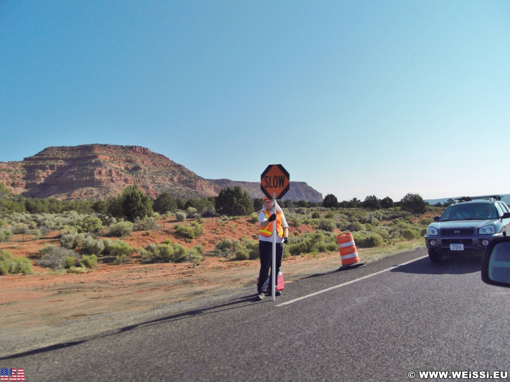 On the road. - Auto, Schild, Landschaft, Tafel, Ankünder, On the Road, Personen - (Kanab, Utah, Vereinigte Staaten)