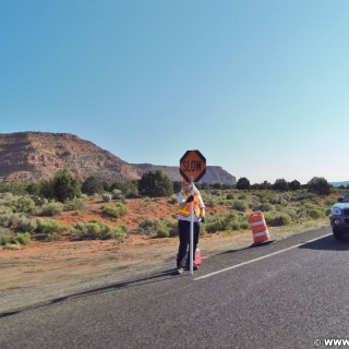 On the road. - Auto, Schild, Landschaft, Tafel, Ankünder, On the Road, Personen - (Kanab, Utah, Vereinigte Staaten)