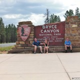 Bryce Canyon National Park. - Schild, Tafel, Ankünder, Einfahrtsschild, Wegweiser, Personen, Bryce Canyon National Park - LUTZER Sandra, WEISSINGER Andreas, WEISSINGER Edeltraud, WEISSINGER Erwin - (Bryce Canyon, Utah, Vereinigte Staaten)