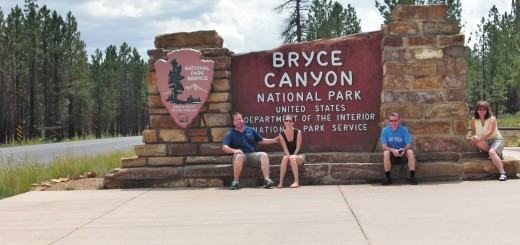 Bryce Canyon National Park. - Schild, Tafel, Ankünder, Einfahrtsschild, Wegweiser, Personen, Bryce Canyon National Park - LUTZER Sandra, WEISSINGER Andreas, WEISSINGER Edeltraud, WEISSINGER Erwin - (Bryce Canyon, Utah, Vereinigte Staaten)