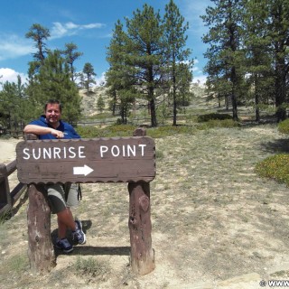 Bryce Canyon National Park. Sunrise Point - Bryce Canyon National Park. - Schild, Tafel, Ankünder, Einfahrtsschild, Wegweiser, Personen, Bryce Canyon National Park, Sunrise Point - WEISSINGER Andreas - (Bryce Canyon, Utah, Vereinigte Staaten)