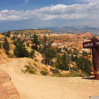 Bryce Canyon National Park. Sunrise Point - Bryce Canyon National Park. - Schild, Landschaft, Tafel, Ankünder, Sandstein, Sandsteinformationen, Bryce Canyon National Park, Sunrise Point - (Bryce Canyon, Utah, Vereinigte Staaten)