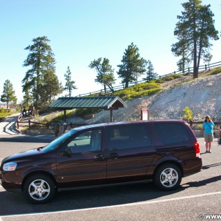 Bryce Canyon National Park. - Auto, Personen, Bryce Canyon National Park, Parkplatz - LUTZER Sandra, WEISSINGER Edeltraud, WEISSINGER Erwin - (Bryce Canyon, Utah, Vereinigte Staaten)
