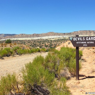 Devils Garden. - Schild, Landschaft, Tafel, Wegweiser, Grand Staircase Escalante National Monument, Hole-in-the-Rock Road, Devils Garden - (Escalante, Utah, Vereinigte Staaten)