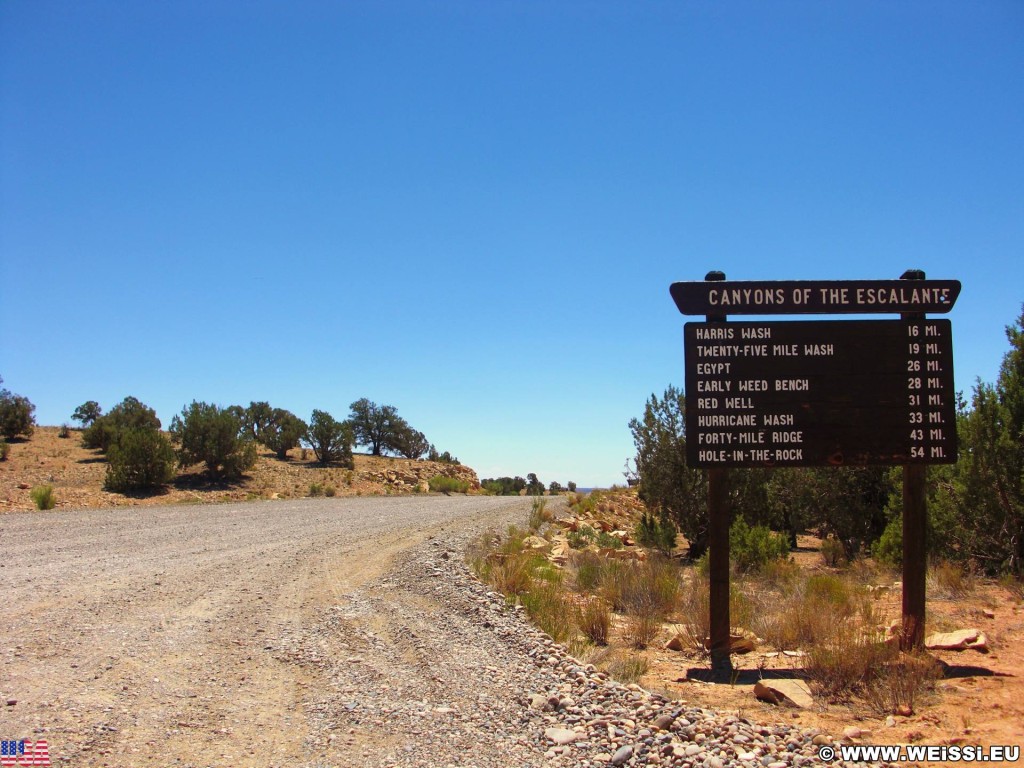 Hole-in-the-Rock-Road. Hole-in-the-Rock Road. - Schild, Tafel, Wegweiser, Grand Staircase Escalante National Monument, Hole-in-the-Rock Road - (Escalante, Utah, Vereinigte Staaten)