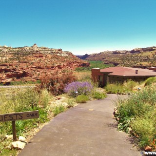 Highway 12 - Scenic Byway. - Gebäude, Schild, Landschaft, Tafel, Grand Staircase Escalante National Monument, Highway 12, Kiva Koffeehouse - (Boulder Town, Escalante, Utah, Vereinigte Staaten)