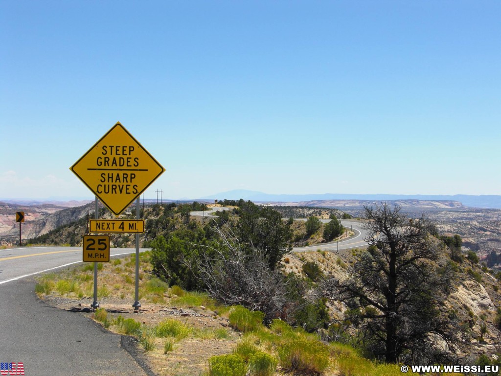 Highway 12 - Scenic Byway. - Schild, Landschaft, Tafel, Wegweiser, Grand Staircase Escalante National Monument, Highway 12 - (Boulder Town, Boulder, Utah, Vereinigte Staaten)