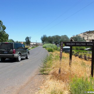 Burr Trail. Burr Trail Scenic Backway. - Strasse, Auto, Schild, Tafel, Wegweiser, Grand Staircase Escalante National Monument, Scenic Backway, Burr Trail - (Boulder Town, Boulder, Utah, Vereinigte Staaten)