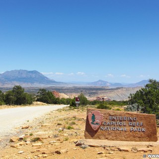 Burr Trail. Burr Trail Scenic Backway. - Strasse, Schild, Landschaft, Tafel, Wegweiser, Scenic Backway, Burr Trail, Capitol Reef National Park - (Eggnog, Boulder, Utah, Vereinigte Staaten)