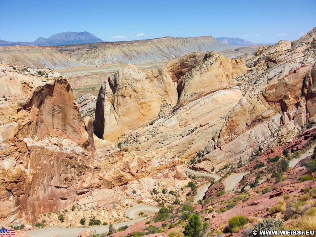 Burr Trail. Burr Trail Scenic Backway. - Strasse, Landschaft, Felsen, Felsformation, Sandstein, Sandsteinformationen, Scenic Backway, Burr Trail, Capitol Reef National Park, Burr Trail Switchbacks - (Eggnog, Boulder, Utah, Vereinigte Staaten)