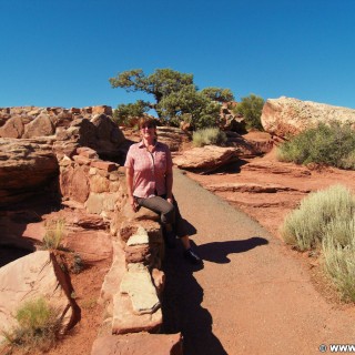 Dead Horse Point State Park. Basin Overlook - Dead Horse Point State Park. - Aussichtspunkt, Personen, State Park, Dead Horse Point State Park, East Rim, Overlook, Basin Overlook - WEISSINGER Edeltraud - (Moab, Utah, Vereinigte Staaten)