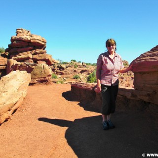 Dead Horse Point State Park. Basin Overlook - Dead Horse Point State Park. - Aussichtspunkt, Personen, State Park, Dead Horse Point State Park, East Rim, Overlook, Basin Overlook - WEISSINGER Edeltraud - (Moab, Utah, Vereinigte Staaten)