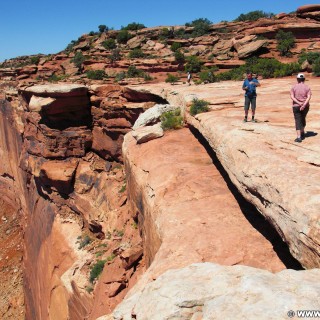 Canyonlands National Park. Grand View Point - Canyonlands National Park. - Aussichtspunkt, Felswand, Personen, Sandstein, Overlook, Canyonlands National Park, Grand View Point Overlook, Grand View Point, Schlucht - LUTZER Sandra, WEISSINGER Edeltraud, WEISSINGER Erwin - (La Sal Junction, Moab, Utah, Vereinigte Staaten)