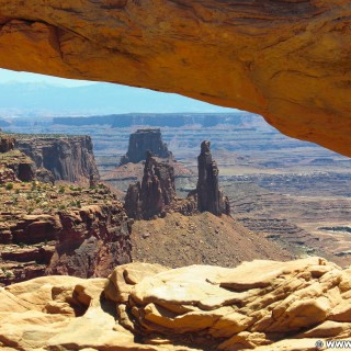 Canyonlands National Park. Mesa Arch - Canyonlands National Park. - Landschaft, Sandstein, Sandsteinformationen, Canyonlands National Park, Mesa Arch, Arch, Bogenfelsen, Felsenbogen - (Moab, Utah, Vereinigte Staaten)