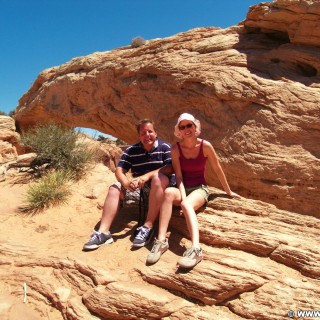 Canyonlands National Park. Mesa Arch - Canyonlands National Park. - Personen, Sandstein, Sandsteinformationen, Canyonlands National Park, Mesa Arch, Arch, Bogenfelsen, Felsenbogen - LUTZER Sandra, WEISSINGER Andreas - (Moab, Utah, Vereinigte Staaten)