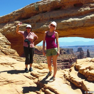 Canyonlands National Park. Mesa Arch - Canyonlands National Park. - Landschaft, Personen, Sandstein, Sandsteinformationen, Canyonlands National Park, Mesa Arch, Arch, Bogenfelsen, Felsenbogen - LUTZER Sandra, WEISSINGER Edeltraud - (Moab, Utah, Vereinigte Staaten)
