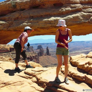 Canyonlands National Park. Mesa Arch - Canyonlands National Park. - Personen, Sandstein, Sandsteinformationen, Canyonlands National Park, Mesa Arch, Arch, Bogenfelsen, Felsenbogen - LUTZER Sandra, WEISSINGER Edeltraud - (Moab, Utah, Vereinigte Staaten)