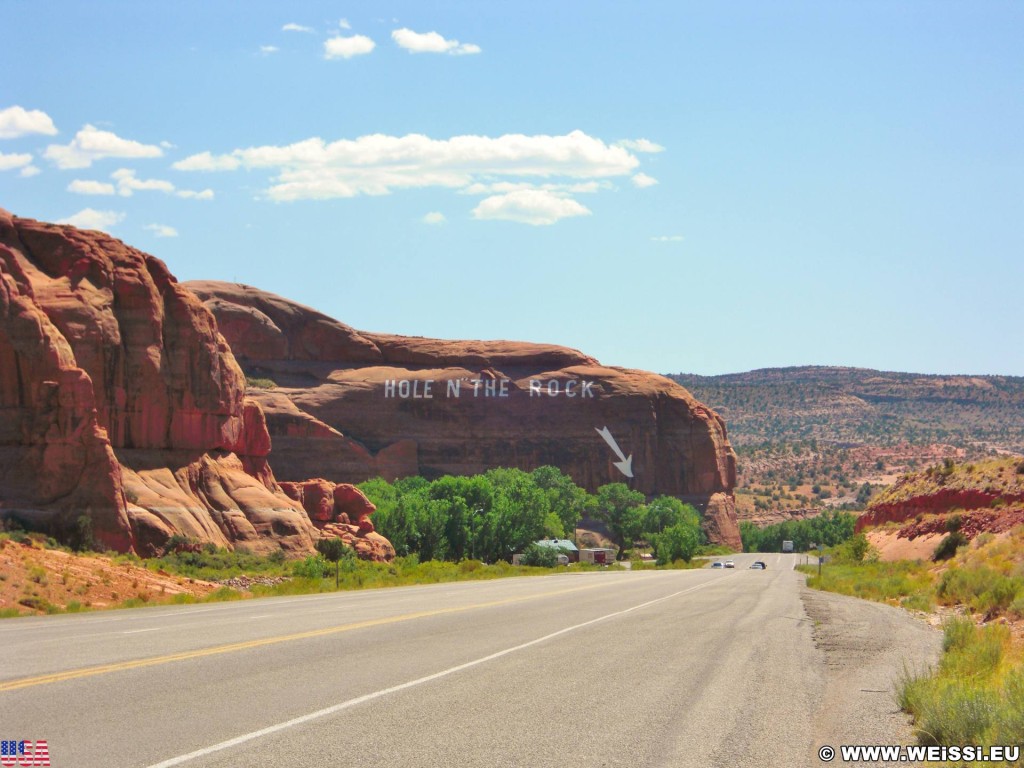 Hole N' The Rock. - Strasse, Landschaft, Berg, On the Road, Schriftzug, Sandstein, Hügel, Schrift, Hole N' The Rock, Stein - (La Sal Junction, Moab, Utah, Vereinigte Staaten)