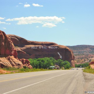 Hole N' The Rock. - Strasse, Landschaft, Berg, On the Road, Schriftzug, Sandstein, Hügel, Schrift, Hole N' The Rock, Stein - (La Sal Junction, Moab, Utah, Vereinigte Staaten)