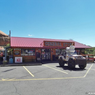 Hole N' The Rock. - Gebäude, Auto, On the Road, General Store, Parkplatz, Hole N' The Rock, Jeep - (La Sal Junction, Moab, Utah, Vereinigte Staaten)
