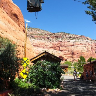 Hole N' The Rock. - Gebäude, On the Road, Hole N' The Rock, Lastenseilbahn, Seilbahn - (La Sal Junction, Moab, Utah, Vereinigte Staaten)