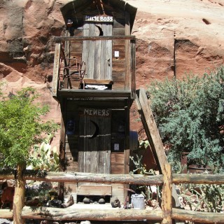 Hole N' The Rock. - On the Road, Hole N' The Rock, Toilettenhaus, Toilette, Holzhaus - (La Sal Junction, Moab, Utah, Vereinigte Staaten)