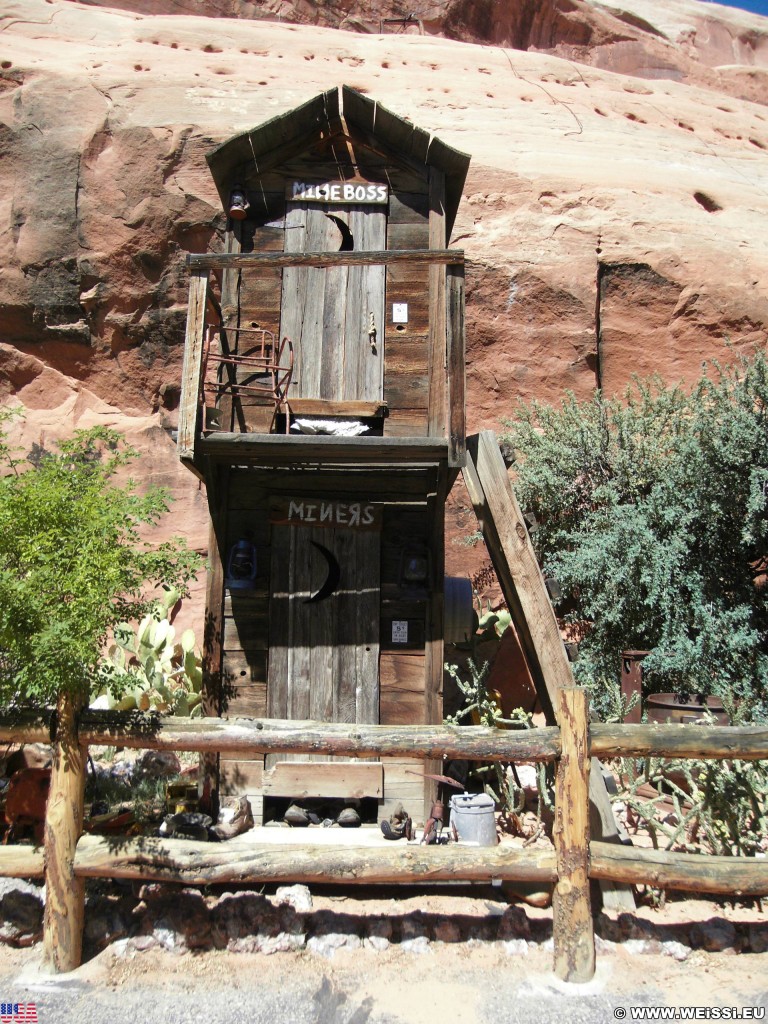 Hole N' The Rock. - On the Road, Hole N' The Rock, Toilettenhaus, Toilette, Holzhaus - (La Sal Junction, Moab, Utah, Vereinigte Staaten)