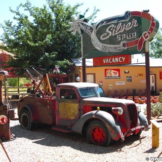 Hole N' The Rock. - Gebäude, Auto, Schild, Tafel, On the Road, Leuchtschild, Leuchtschrift, Hole N' The Rock, Abschleppwagen, Zapfsäule - (La Sal Junction, Moab, Utah, Vereinigte Staaten)