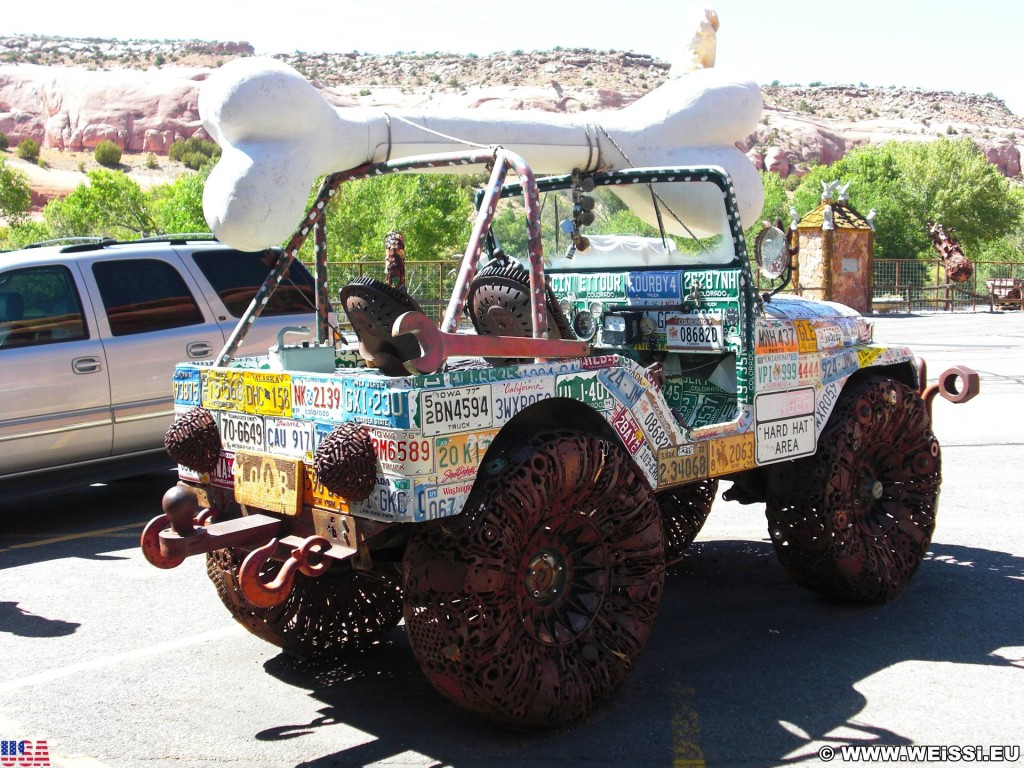 Hole N' The Rock. - Auto, Schild, Tafel, On the Road, Hole N' The Rock, Jeep, Nummernschilder, Kennzeichen, Knochen - (La Sal Junction, Moab, Utah, Vereinigte Staaten)