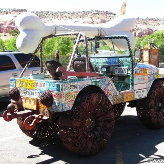Hole N' The Rock. - Auto, Schild, Tafel, On the Road, Hole N' The Rock, Jeep, Nummernschilder, Kennzeichen, Knochen - (La Sal Junction, Moab, Utah, Vereinigte Staaten)