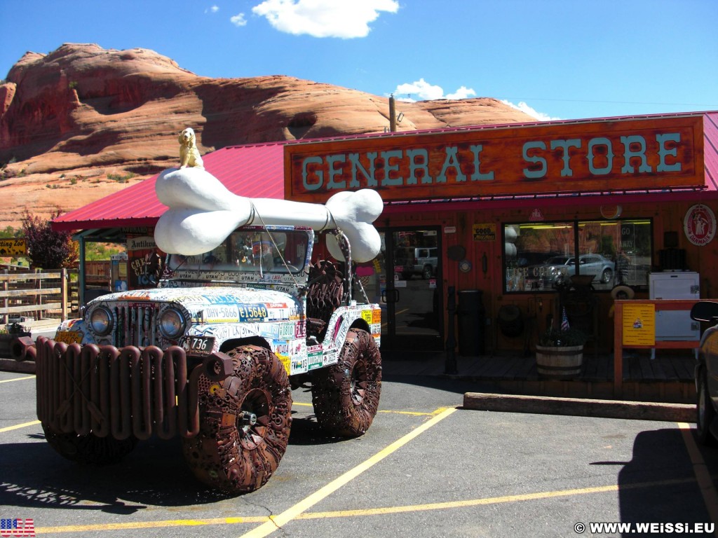 Hole N' The Rock. - Gebäude, Auto, Schild, Tafel, On the Road, General Store, Hole N' The Rock, Jeep, Nummernschilder, Kennzeichen, Knochen - (La Sal Junction, Moab, Utah, Vereinigte Staaten)