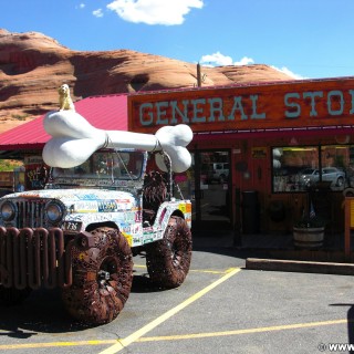 Hole N' The Rock. - Gebäude, Auto, Schild, Tafel, On the Road, General Store, Hole N' The Rock, Jeep, Nummernschilder, Kennzeichen, Knochen - (La Sal Junction, Moab, Utah, Vereinigte Staaten)