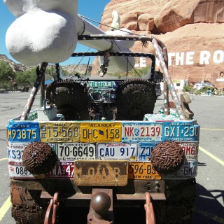 Hole N' The Rock. - Auto, Schild, Tafel, On the Road, Hole N' The Rock, Jeep, Nummernschilder, Kennzeichen, Knochen - (La Sal Junction, Moab, Utah, Vereinigte Staaten)