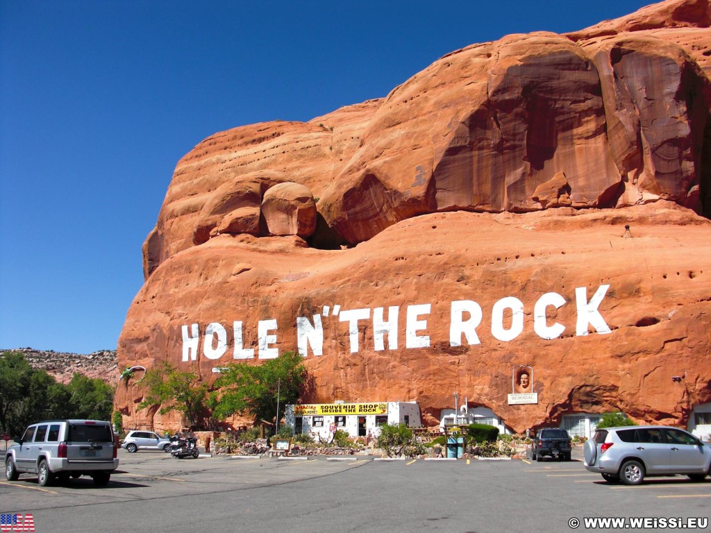Hole N' The Rock. - Berg, On the Road, Schriftzug, Sandstein, Hügel, Schrift, Hole N' The Rock, Stein - (La Sal Junction, Moab, Utah, Vereinigte Staaten)