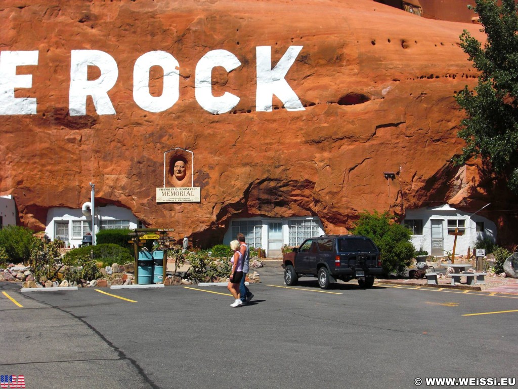 Hole N' The Rock. - On the Road, Schriftzug, Sandstein, Schrift, Hole N' The Rock, Stein - (La Sal Junction, Moab, Utah, Vereinigte Staaten)