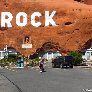 Hole N' The Rock. - On the Road, Schriftzug, Sandstein, Schrift, Hole N' The Rock, Stein - (La Sal Junction, Moab, Utah, Vereinigte Staaten)