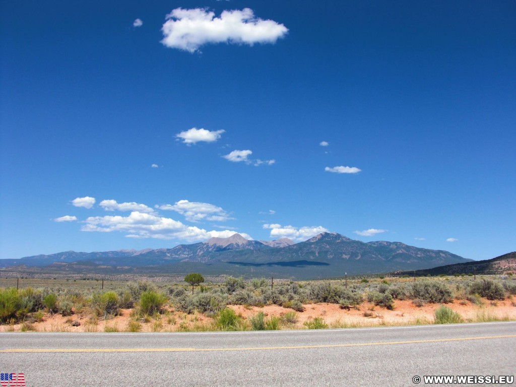 On the road. - Wolken, Landschaft, Berg, On the Road, Himmel - (La Sal Junction, Moab, Utah, Vereinigte Staaten)