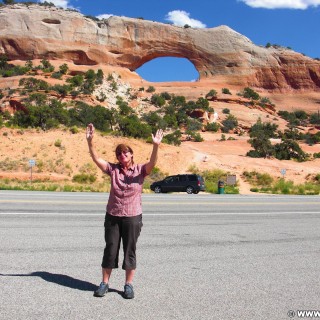 Wilson Arch. - Landschaft, On the Road, Personen, Sandstein, Sandsteinformationen, Arch, US Route 191, Sandsteinbogen - WEISSINGER Edeltraud - (La Sal Junction, Monticello, Utah, Vereinigte Staaten)