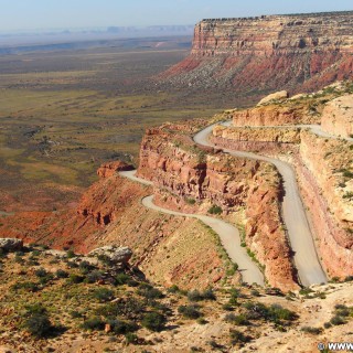Moki Dugway, State Route 261 - Scenic Byway. - Strasse, Landschaft, Felswand, Scenic Byway, Moki Dugway, State Route 261, Steilhang - (Mexican Hat, Utah, Vereinigte Staaten)