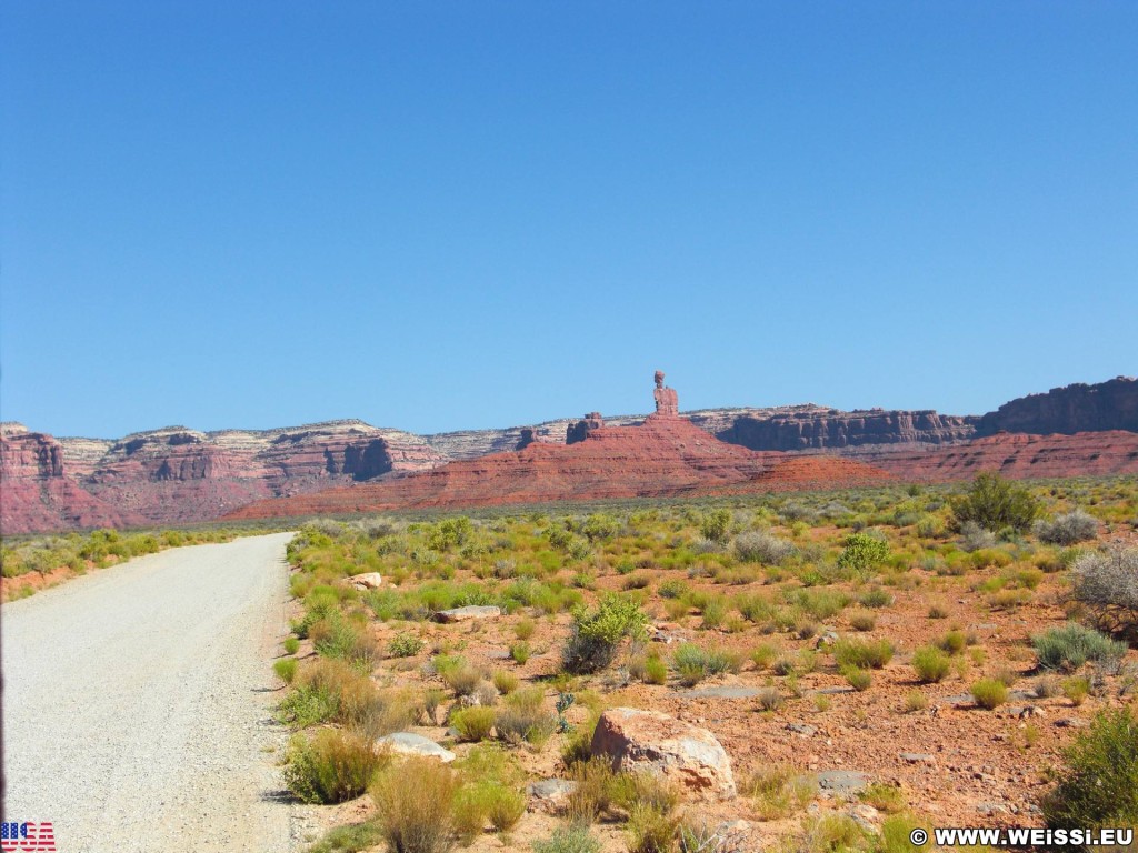 Valley of the Gods, Scenic Sandstone Valley. - Landschaft, Sandstein, Sandsteinformationen, Valley of the Gods, Scenic Sandstone Valley, Sandstone Valley, Balanced Rock, Lady in the Bathtub - (Mexican Hat, Utah, Vereinigte Staaten)