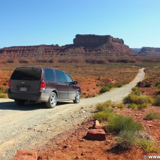 Valley of the Gods, Scenic Sandstone Valley. - Auto, Landschaft, Sandstein, Sandsteinformationen, Valley of the Gods, Scenic Sandstone Valley, Sandstone Valley - (Mexican Hat, Utah, Vereinigte Staaten)