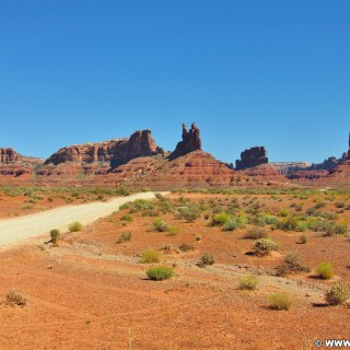 Valley of the Gods, Scenic Sandstone Valley. - Landschaft, Sandstein, Sandsteinformationen, Valley of the Gods, Scenic Sandstone Valley, Sandstone Valley, Putterman in a Bathtub, Putterman on the Throne - (Mexican Hat, Utah, Vereinigte Staaten)