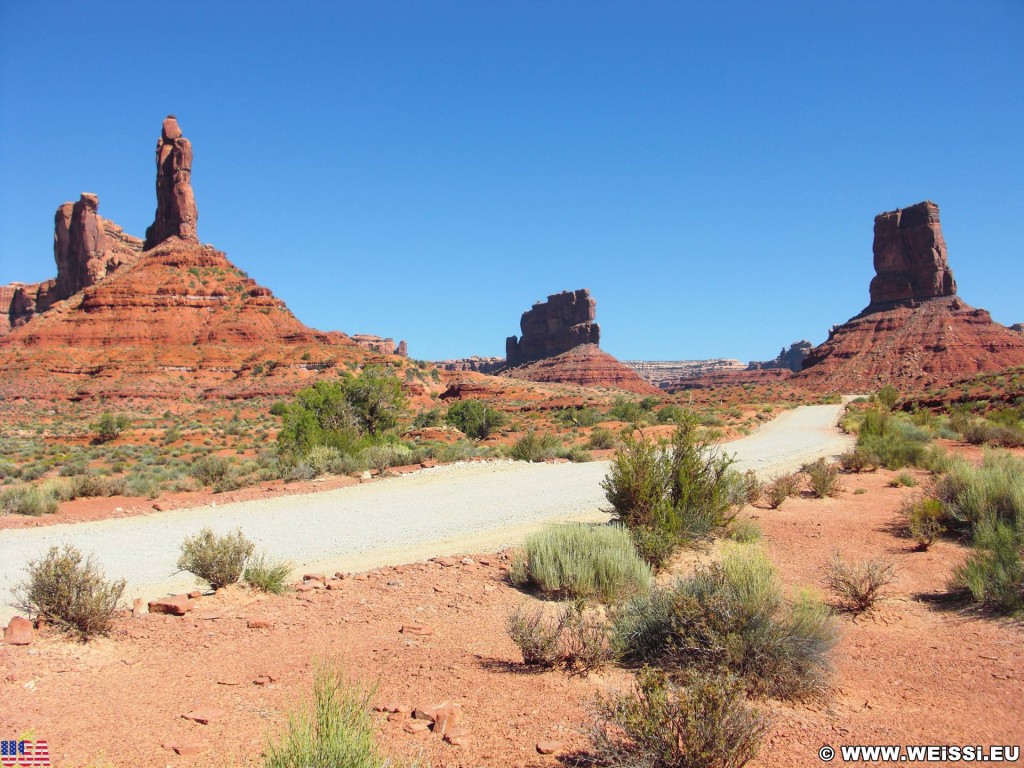 Valley of the Gods, Scenic Sandstone Valley. - Landschaft, Sandstein, Sandsteinformationen, Valley of the Gods, Scenic Sandstone Valley, Sandstone Valley, Putterman in a Bathtub, Putterman on the Throne - (Mexican Hat, Utah, Vereinigte Staaten)