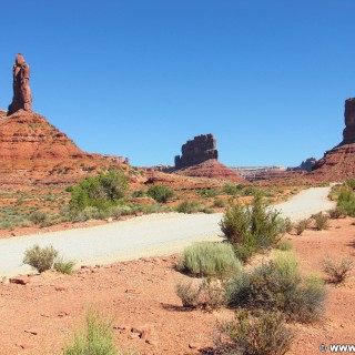 Valley of the Gods, Scenic Sandstone Valley. - Landschaft, Sandstein, Sandsteinformationen, Valley of the Gods, Scenic Sandstone Valley, Sandstone Valley, Putterman in a Bathtub, Putterman on the Throne - (Mexican Hat, Utah, Vereinigte Staaten)