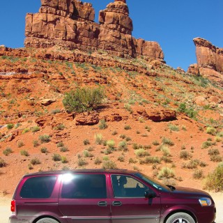 Valley of the Gods, Scenic Sandstone Valley. - Auto, Landschaft, Sandstein, Sandsteinformationen, Valley of the Gods, Scenic Sandstone Valley, Sandstone Valley, Putterman in a Bathtub, Putterman on the Throne - (Mexican Hat, Utah, Vereinigte Staaten)